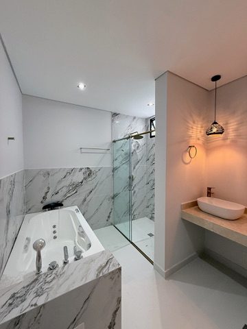 Baño mármol y tina