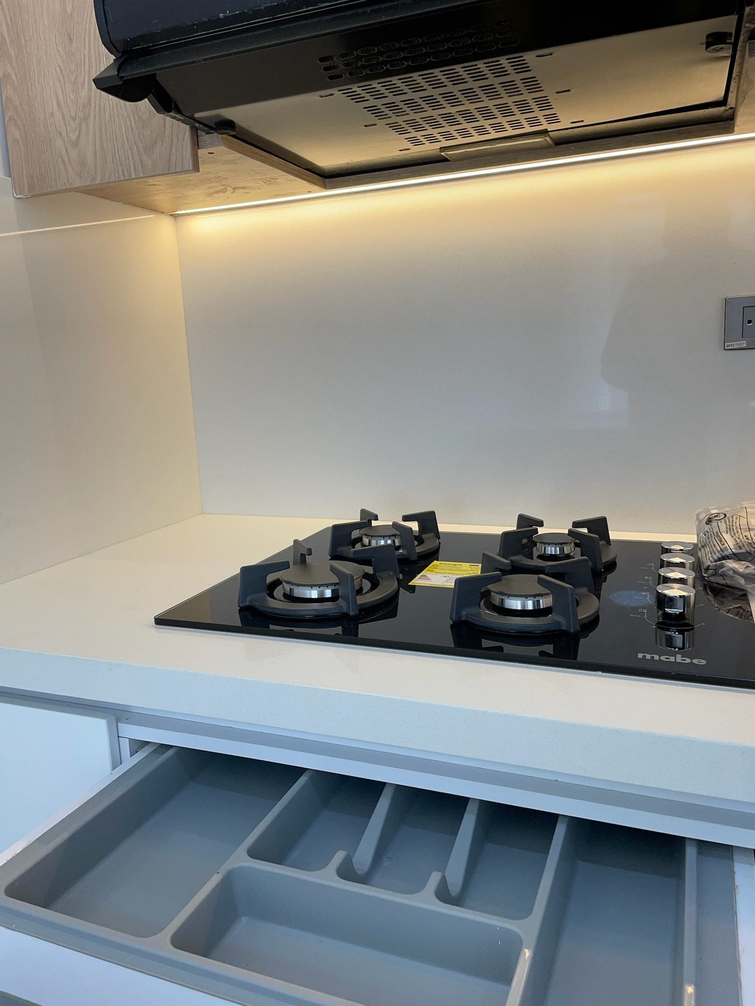 Cocina cubierta blanca